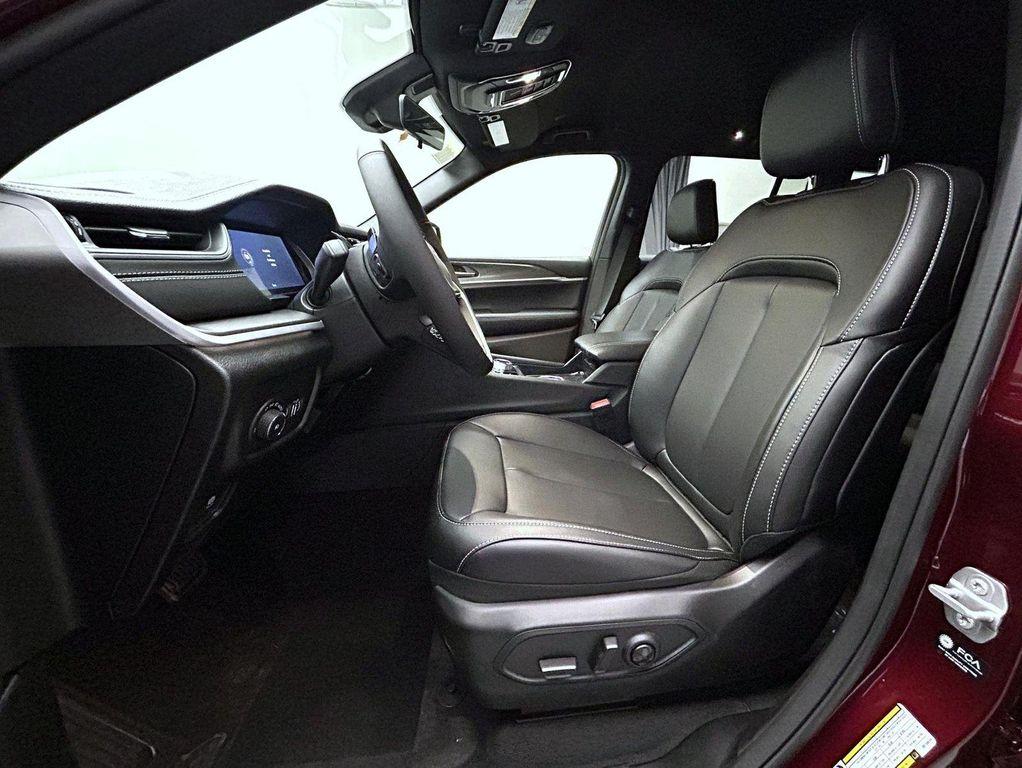 new 2025 Jeep Grand Cherokee car, priced at $41,914