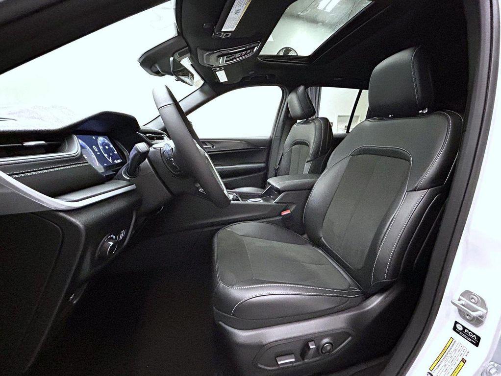 new 2025 Jeep Grand Cherokee car, priced at $38,770