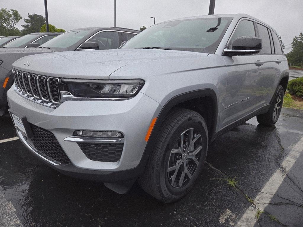 new 2025 Jeep Grand Cherokee car, priced at $45,879