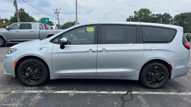 new 2023 Chrysler Pacifica Hybrid car, priced at $47,531