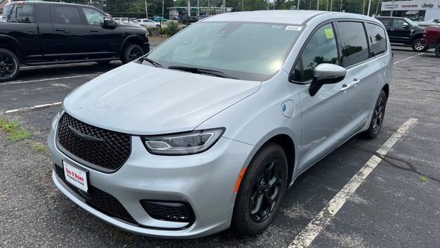 new 2023 Chrysler Pacifica Hybrid car, priced at $47,531