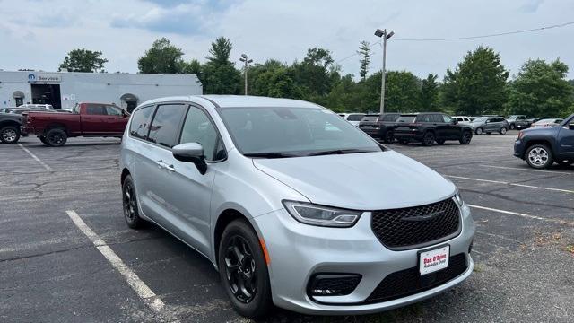 new 2023 Chrysler Pacifica Hybrid car, priced at $47,531