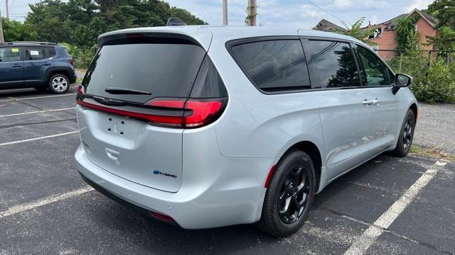 new 2023 Chrysler Pacifica Hybrid car, priced at $47,531