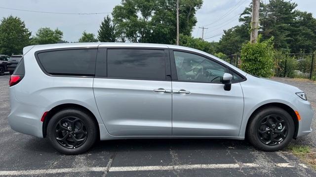 new 2023 Chrysler Pacifica Hybrid car, priced at $47,531