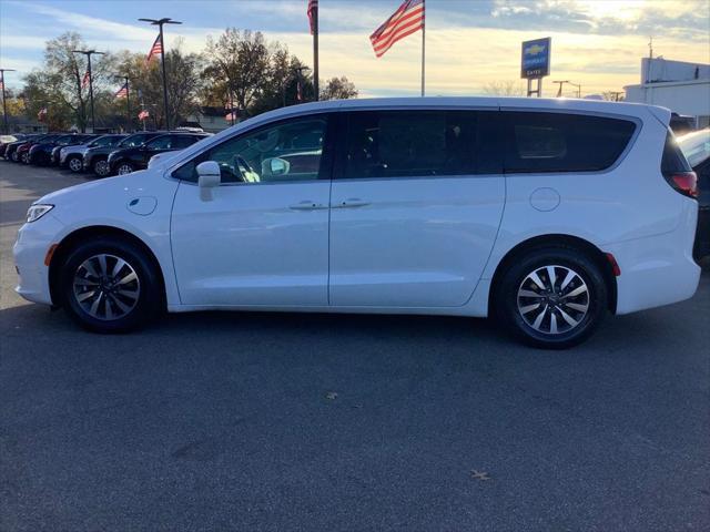 used 2022 Chrysler Pacifica Hybrid car, priced at $27,452