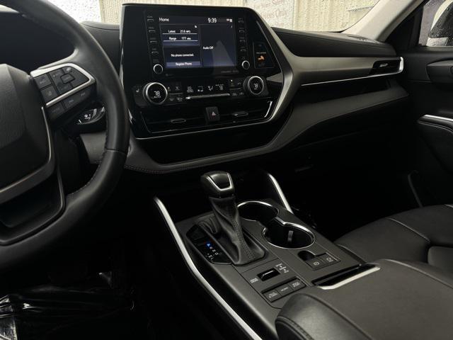 used 2022 Toyota Highlander car, priced at $40,499