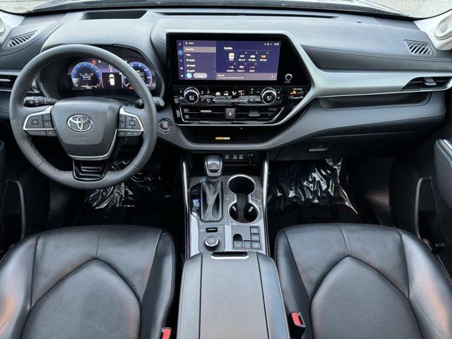 used 2023 Toyota Highlander car, priced at $39,999