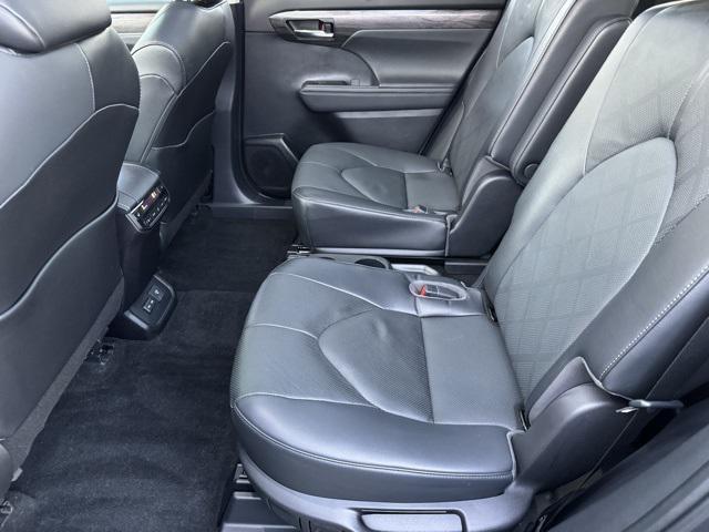 used 2023 Toyota Highlander car, priced at $39,999