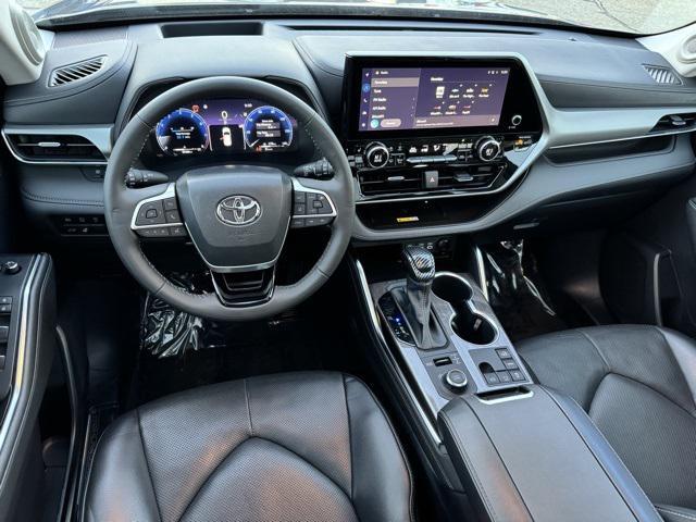 used 2023 Toyota Highlander car, priced at $39,999