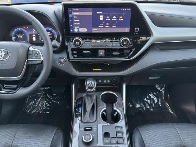 used 2023 Toyota Highlander car, priced at $39,999