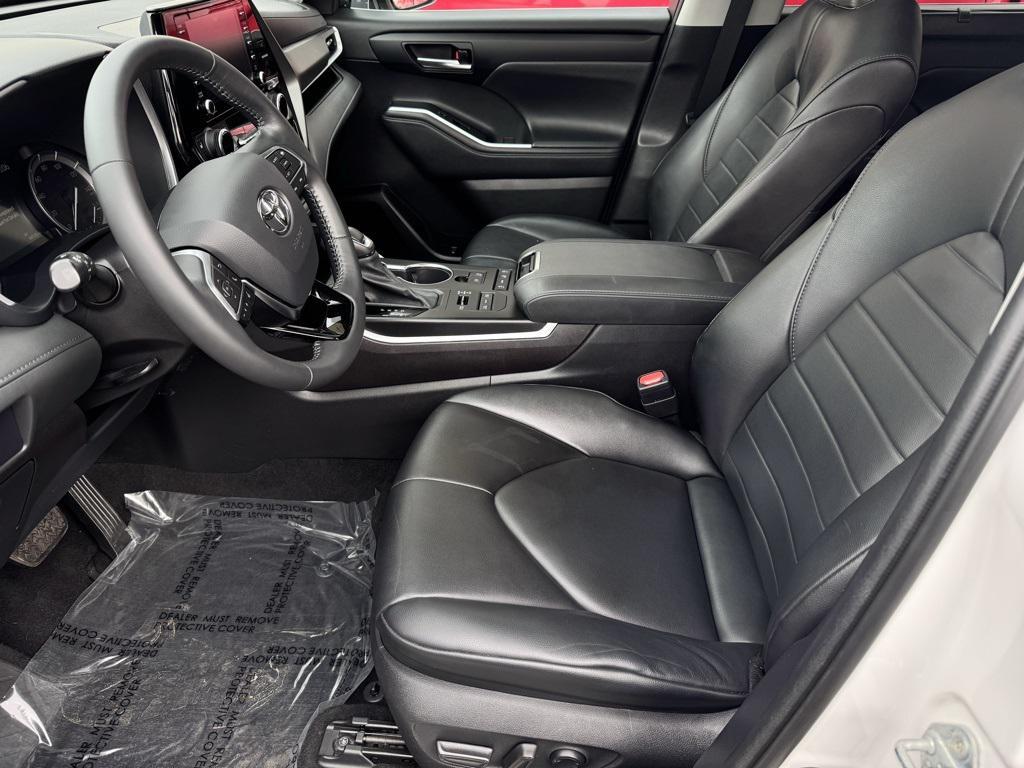 used 2021 Toyota Highlander car, priced at $34,499