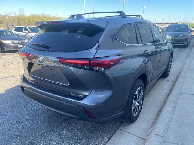 used 2022 Toyota Highlander car, priced at $39,999