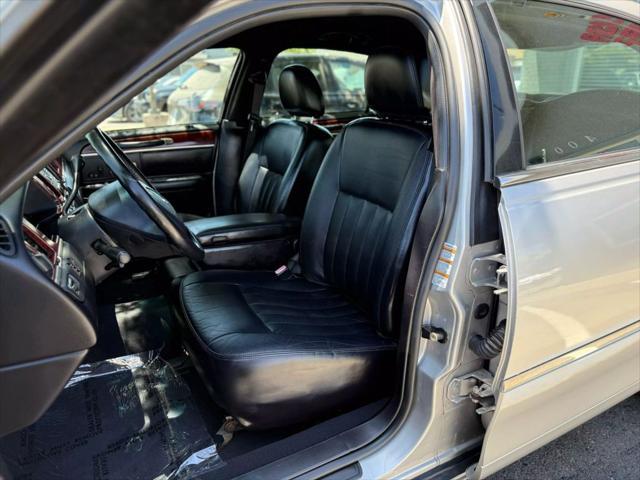 used 2004 Lincoln Town Car car, priced at $4,999