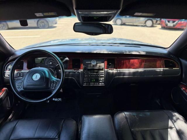 used 2004 Lincoln Town Car car, priced at $4,999