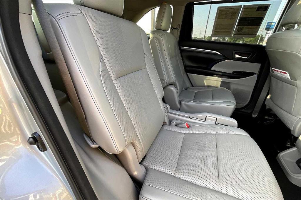 used 2018 Toyota Highlander car, priced at $25,908