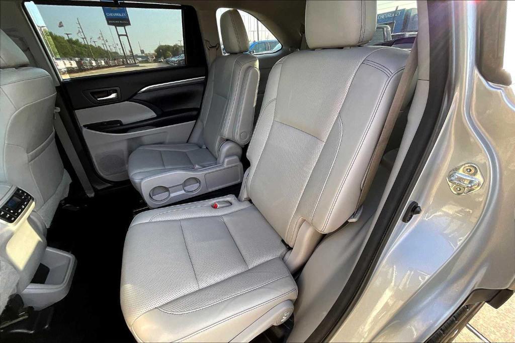 used 2018 Toyota Highlander car, priced at $25,908