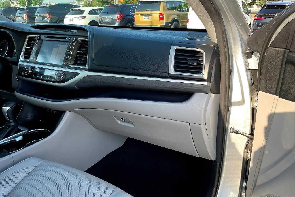 used 2018 Toyota Highlander car, priced at $25,908