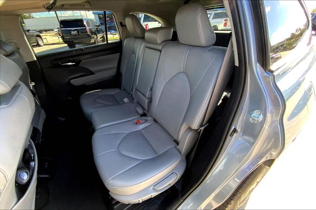 used 2021 Toyota Highlander car, priced at $27,658