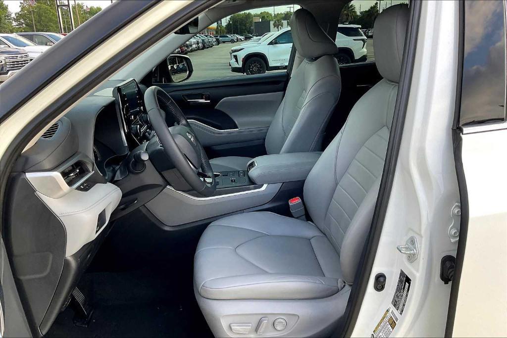 used 2021 Toyota Highlander car, priced at $29,600