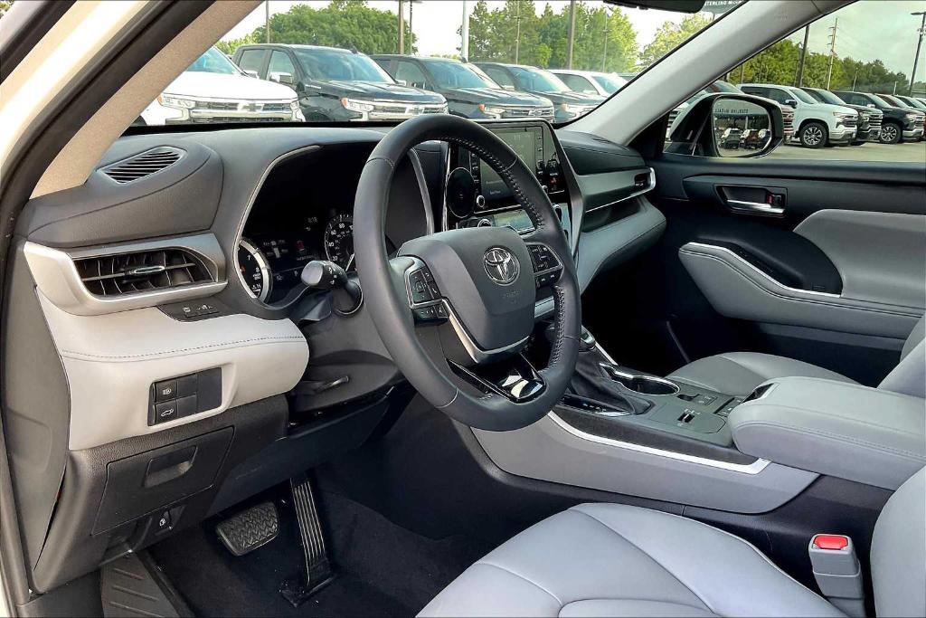 used 2021 Toyota Highlander car, priced at $29,600