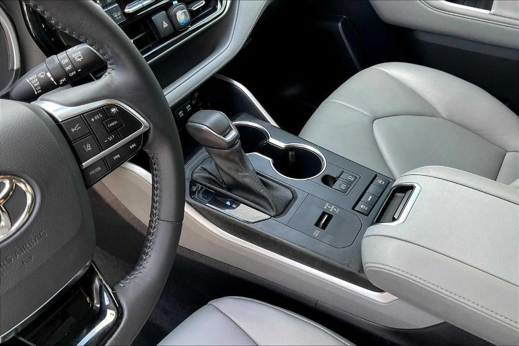 used 2021 Toyota Highlander car, priced at $29,600
