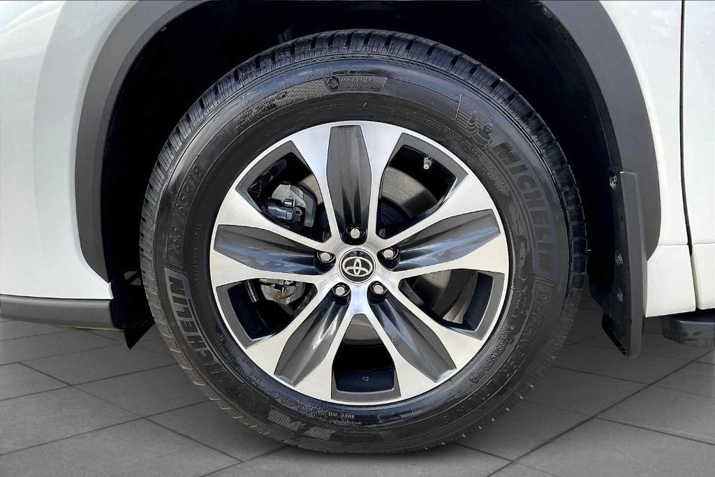 used 2021 Toyota Highlander car, priced at $29,600