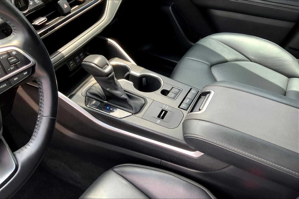 used 2022 Toyota Highlander car, priced at $29,526