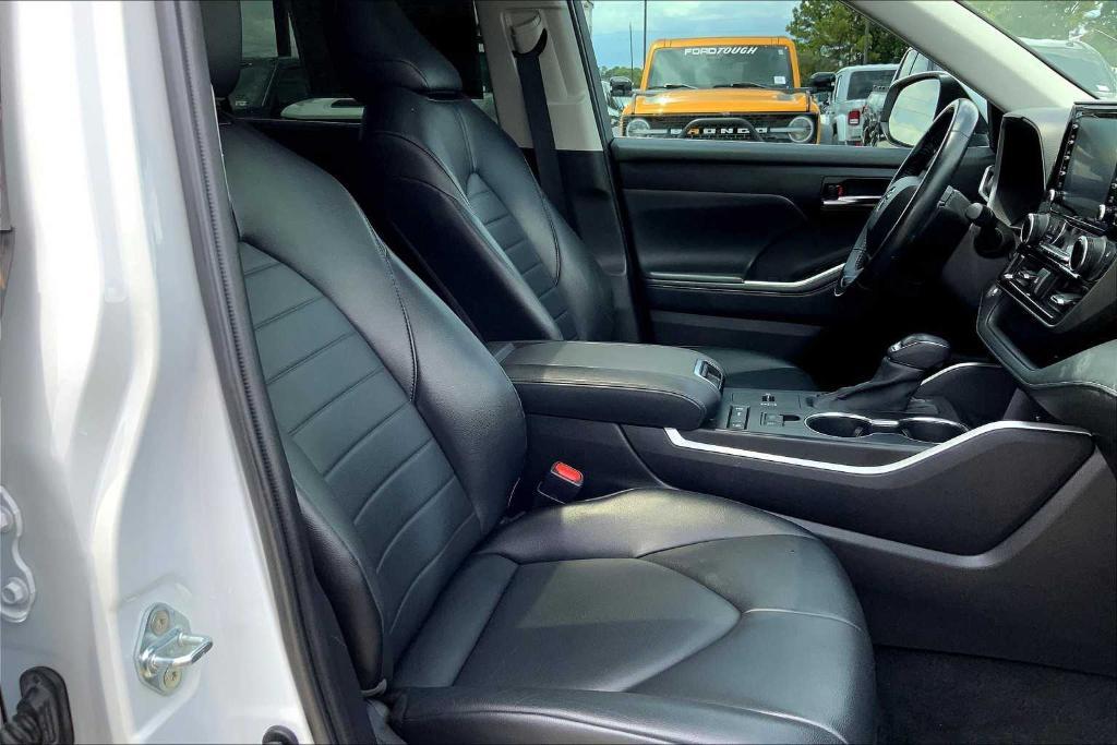 used 2022 Toyota Highlander car, priced at $29,526