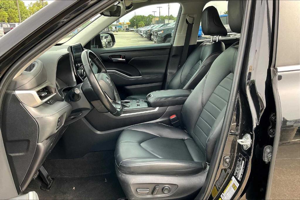 used 2023 Toyota Highlander car, priced at $36,739