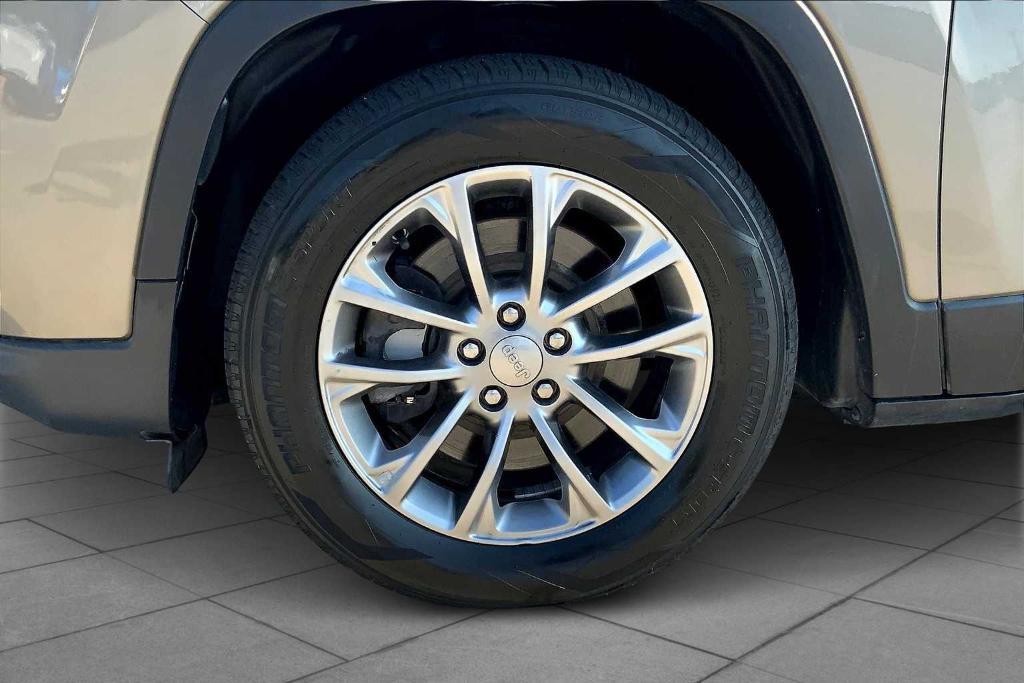 used 2019 Jeep Cherokee car, priced at $16,593