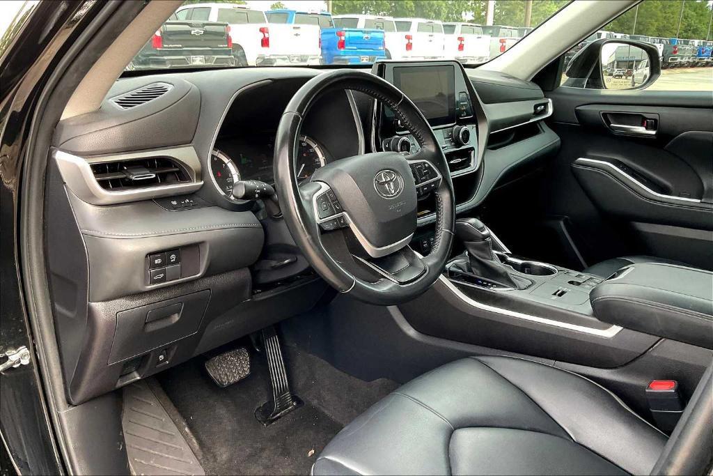 used 2023 Toyota Highlander car, priced at $36,169