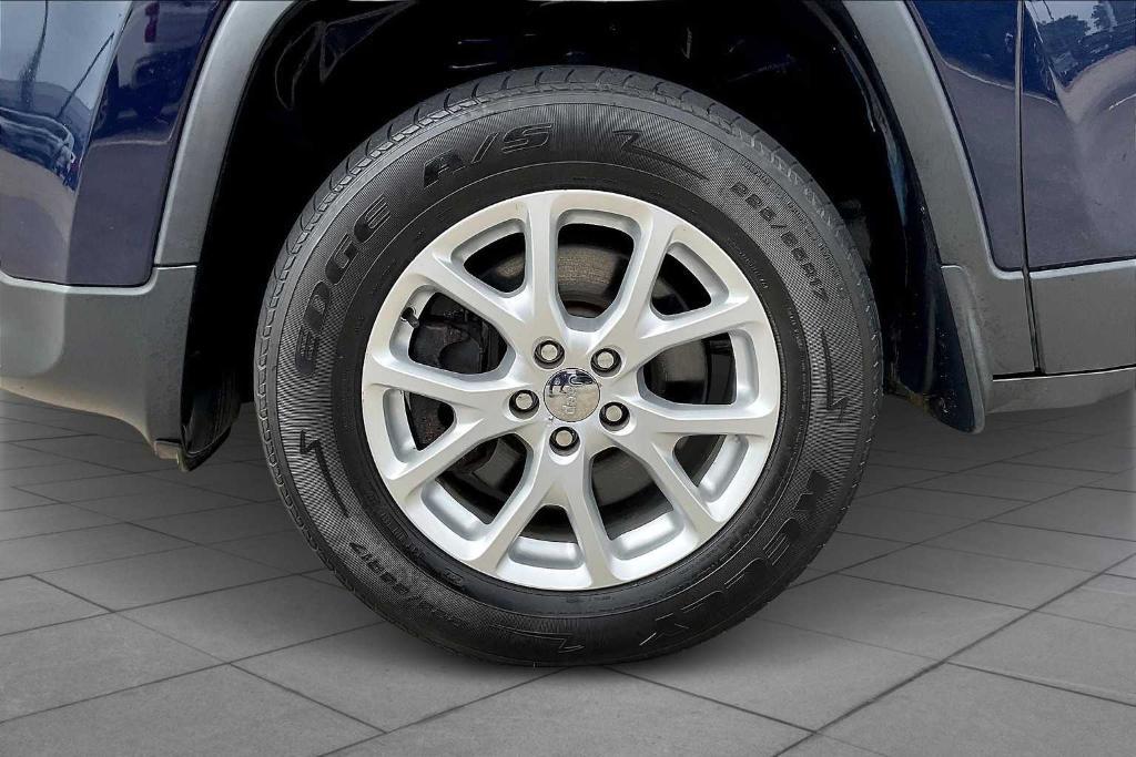 used 2015 Jeep Cherokee car, priced at $8,686