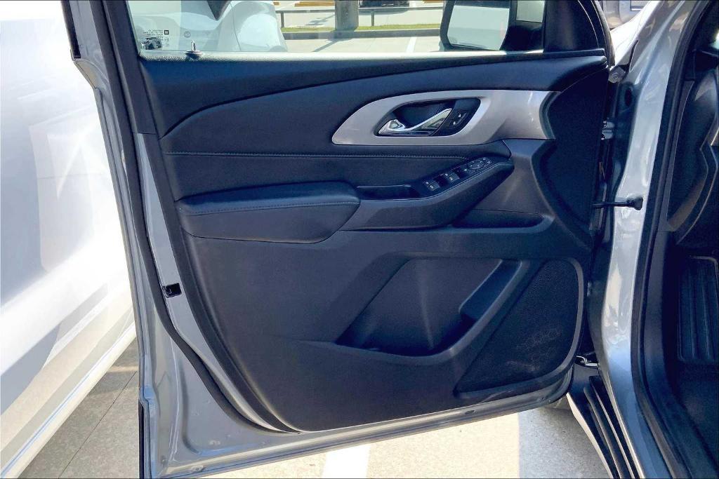 used 2023 Chevrolet Traverse car, priced at $28,902