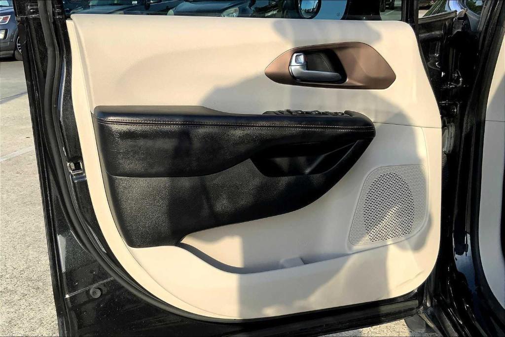 used 2017 Chrysler Pacifica car, priced at $14,555