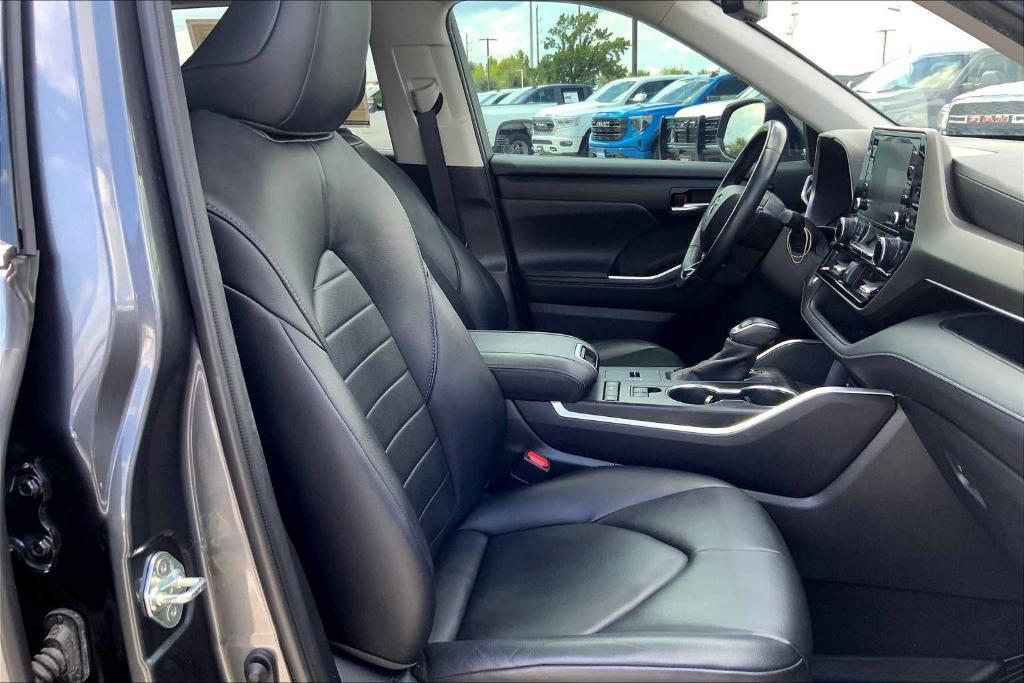used 2020 Toyota Highlander car, priced at $25,658
