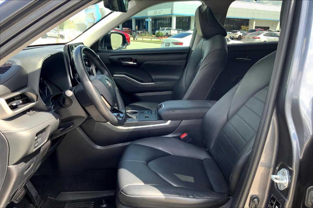 used 2020 Toyota Highlander car, priced at $25,658