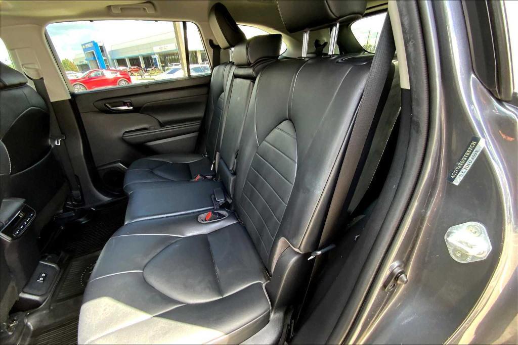 used 2020 Toyota Highlander car, priced at $25,658