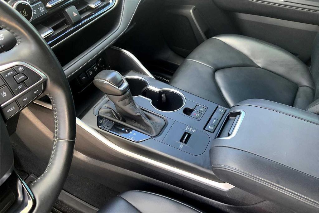 used 2020 Toyota Highlander car, priced at $25,658