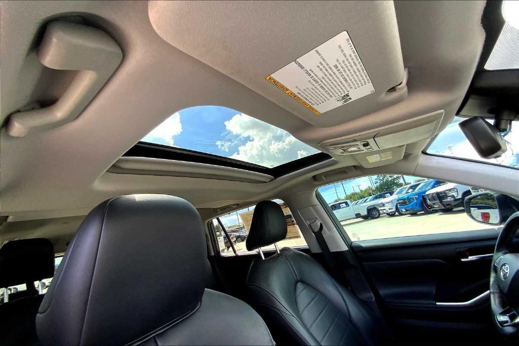 used 2020 Toyota Highlander car, priced at $25,658