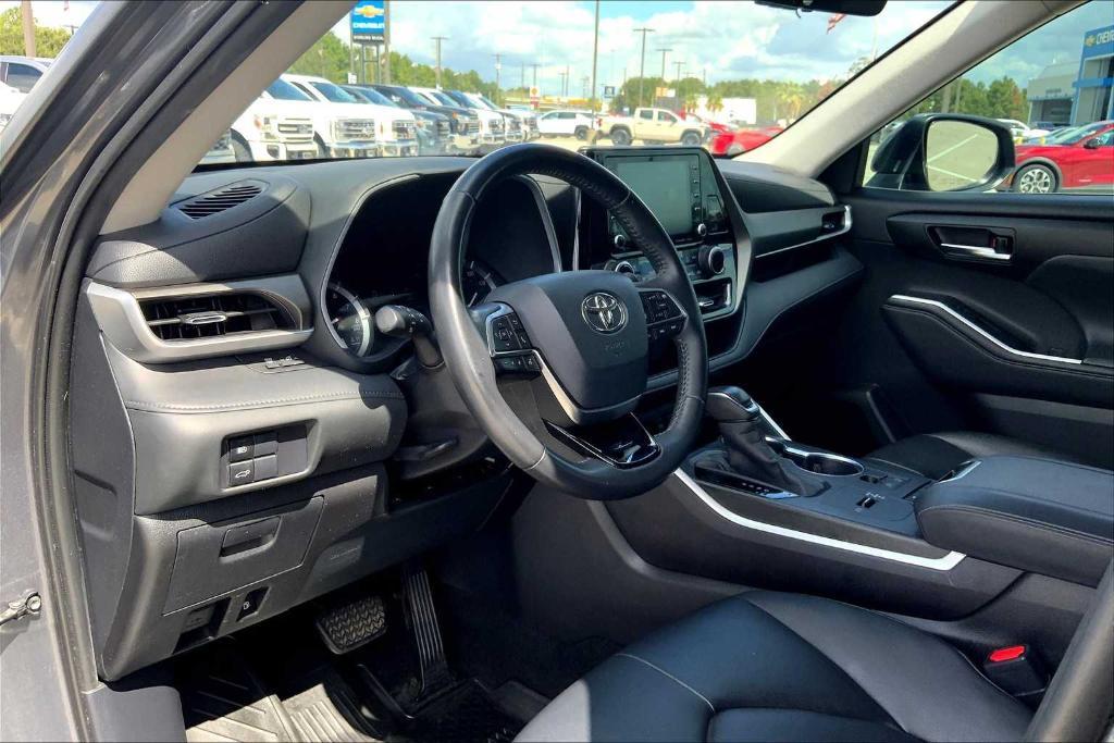 used 2020 Toyota Highlander car, priced at $25,658