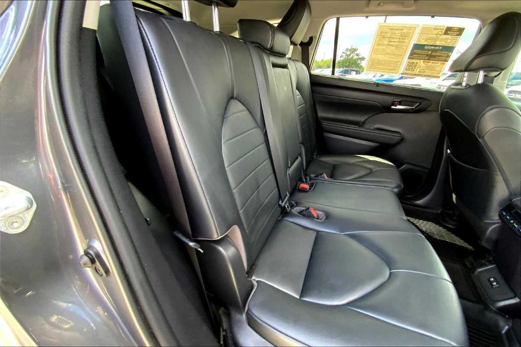 used 2020 Toyota Highlander car, priced at $25,658