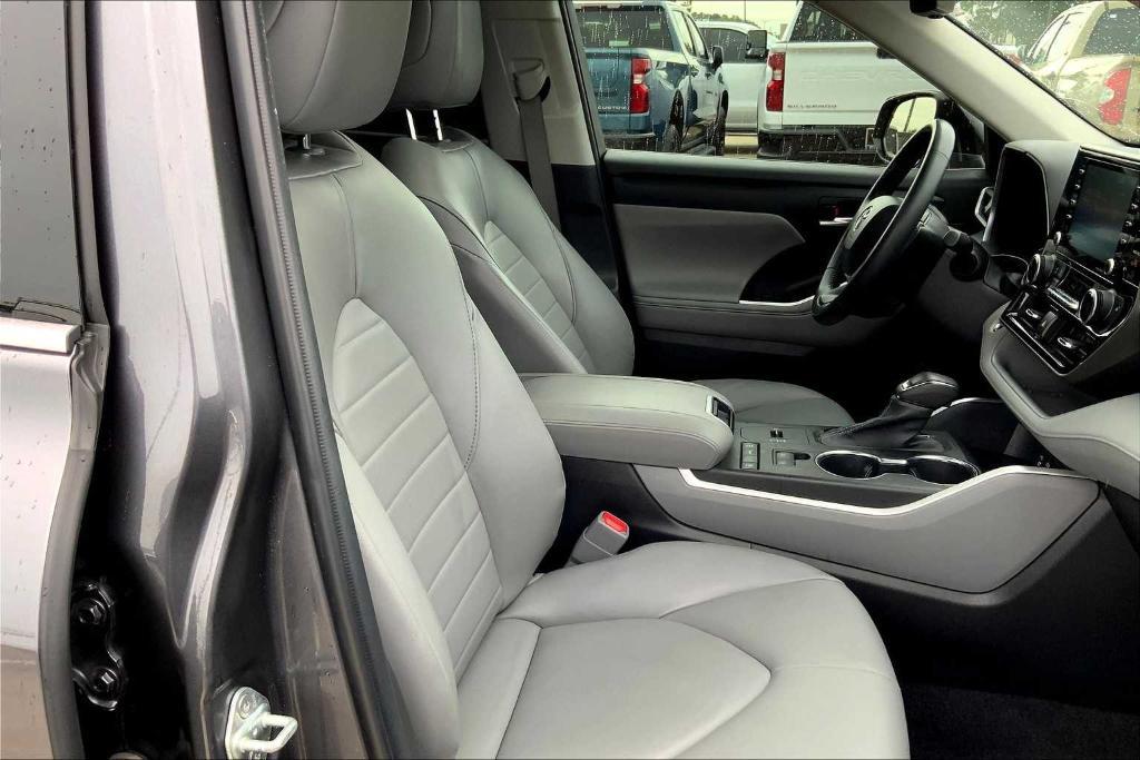 used 2022 Toyota Highlander car, priced at $32,688