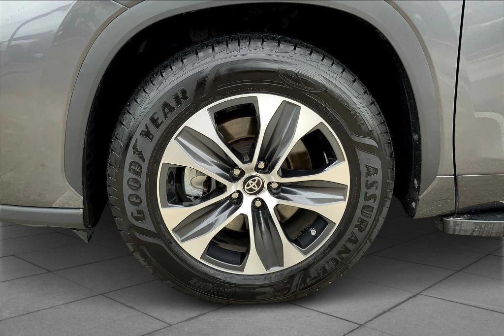 used 2022 Toyota Highlander car, priced at $32,688