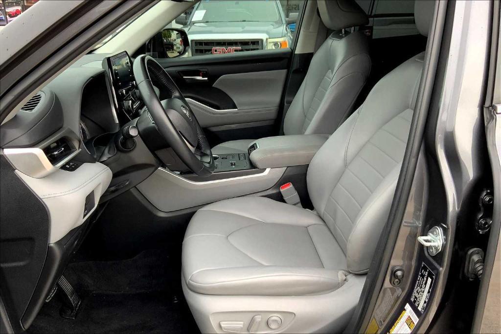 used 2022 Toyota Highlander car, priced at $32,688