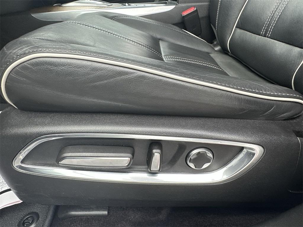 used 2020 Acura MDX car, priced at $27,086