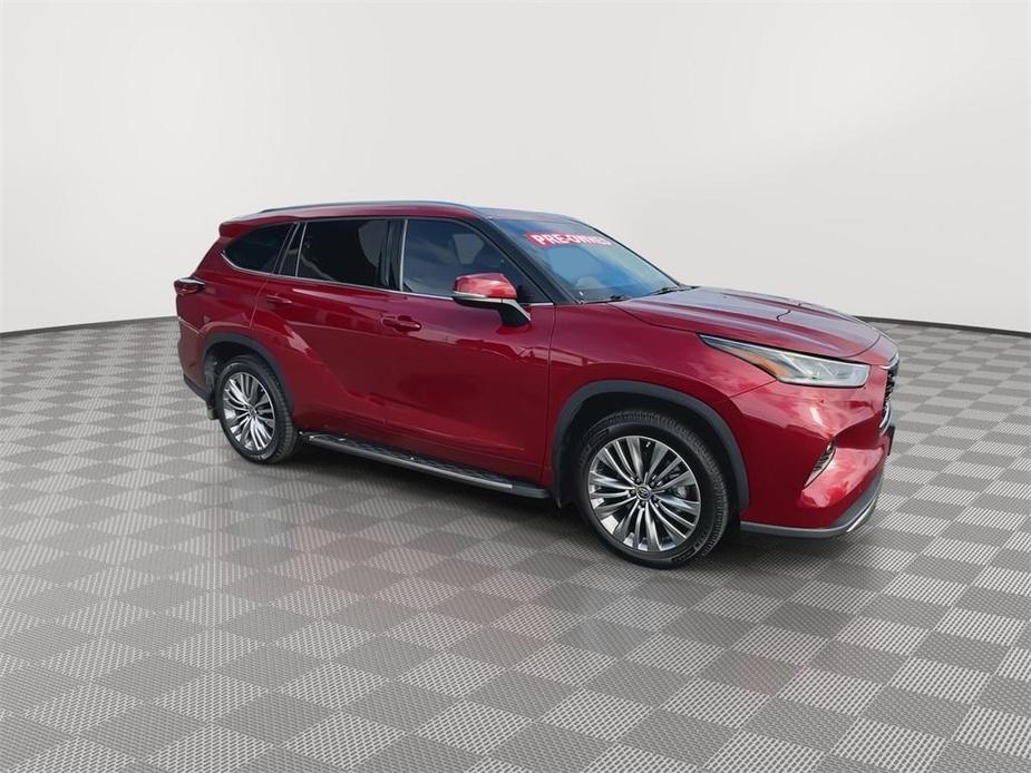 used 2022 Toyota Highlander car, priced at $43,169