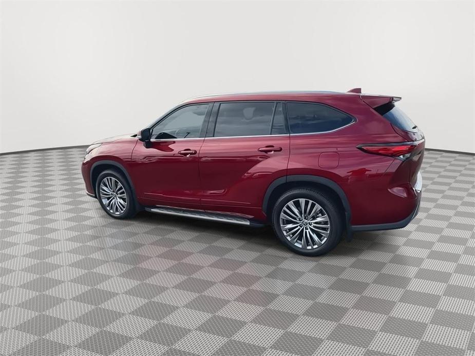 used 2022 Toyota Highlander car, priced at $43,169