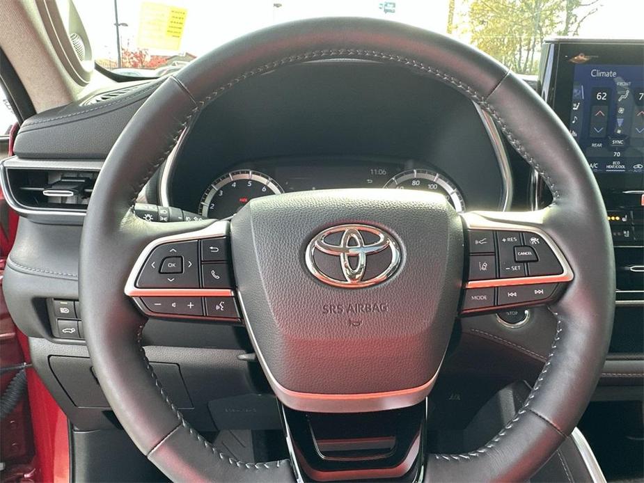 used 2022 Toyota Highlander car, priced at $43,169