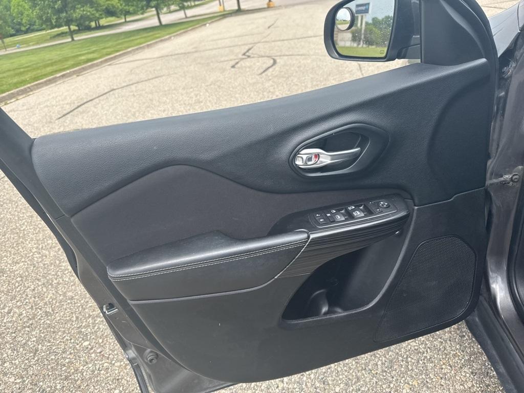 used 2015 Jeep Cherokee car, priced at $10,700