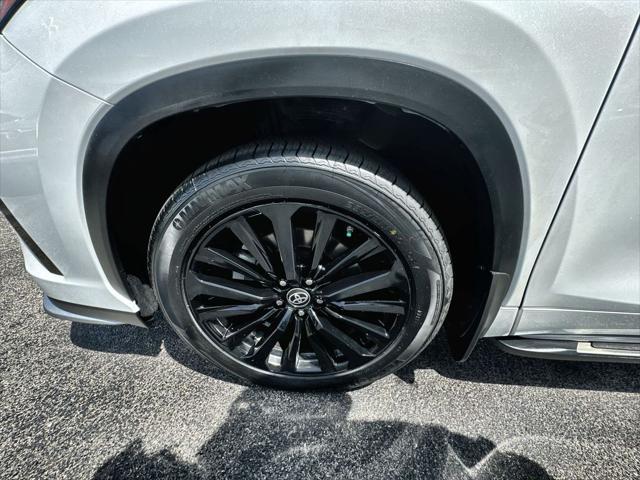 used 2022 Toyota Highlander car, priced at $37,734